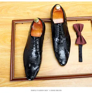 Scarpe eleganti da uomo nere in pelle con goffratura coccodrillo e papillon decorativo