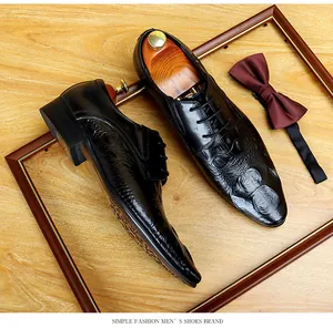 Vista dettagliata di scarpe eleganti da uomo nere con trama in pelle di coccodrillo