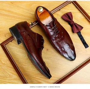 Vista dettagliata di scarpe eleganti da uomo in pelle con texture coccodrillo a rilievo