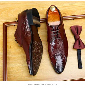 Vista dettagliata delle scarpe formali da uomo bordeaux con texture coccodrillo