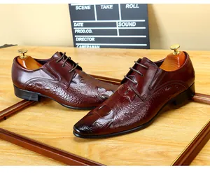 Dettaglio scarpe eleganti in pelle marrone con stampa coccodrillo da uomo