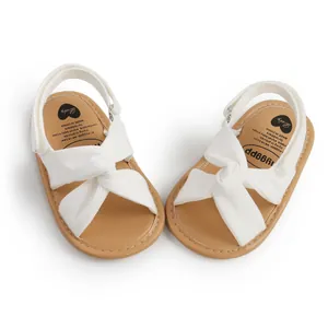 Sandalias blancas para bebé con correas cruzadas, nudo suave y cierre de velcro