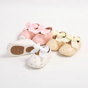 Detailansicht von Baby-Prinzessin-Schuhen in Pink, Creme und Weiß mit Blumenmuster
