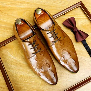 Scarpe eleganti da uomo classiche in pelle marrone con rilievo a coccodrillo e stringhe