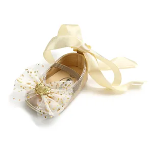 Eleganter Babyschuh für Mädchen mit Satinband und funkelnder Glitzerschleife.