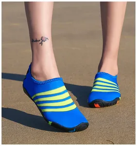 Ademende blauw-gele gestreepte waterschoenen voor strandwandelingen en snorkelen.
