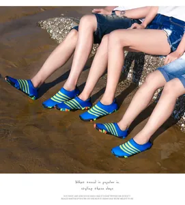 Detailopname van snel drogende blotevoetenstrandschoenen voor snorkelen en sport