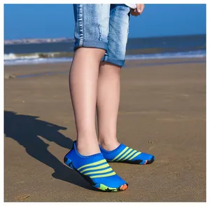 Professionele sneldrogende strandschoenen voor buiten zwemmen op een zonnig strand
