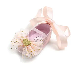 Detailansicht rosa Glitzer Babyschuh mit Sternennetz Schleife und Satinband