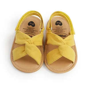 Sandalias amarillas de tiras cruzadas para bebé con suela blanda de verano