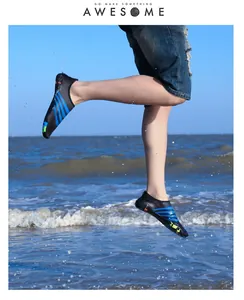 Dynamische actiefoto van blauw gestreepte strandwaterschoenen voor snorkelen op het strand