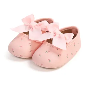 Detailaufnahme rosa Baby Mädchen Prinzessin Schuhe mit Schleifen und Blumenmuster
