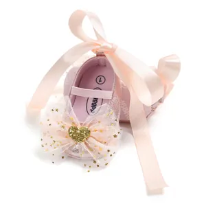 Rosa Baby Prinzessin Schuhe mit großer Netzschleife und goldenem Glitzerherz.