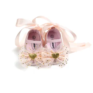 Detailansicht rosa Baby-Prinzessinenschuhe mit großer Tüllschleife und goldenem Glitzerherz