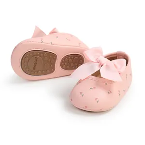 Detailansicht der rosa Blumen-Babyschuhe mit weicher, rutschfester Gummisohle.