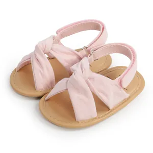 Sandalias rosas para bebés con un elegante diseño de nudo cruzado y correas cómodas