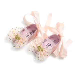 Detaillierte Ansicht rosa Baby-Prinzessin-Schuhe mit Bandschleife und Goldherz-Glitzer.