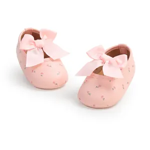 Detailansicht rosa Babyschuhe mit Schleifen und Blumenmustern für Kleinkinder