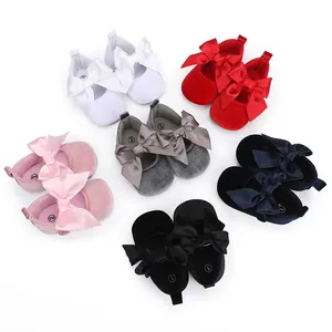 Overzicht van fluwelen baby prinsessenschoenen met elegante satijnen strikken in kleuren