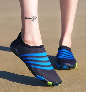 Comfortabele zwart en blauw gestreepte waterschoenen voor strand- en watersporten
