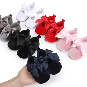 Gedetailleerd overzicht van diverse fluwelen baby prinsessenschoenen met grote satijnen strikken