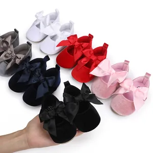 Verscheidenheid aan kleurrijke fluwelen baby prinsessenschoenen met grote elegante strikken