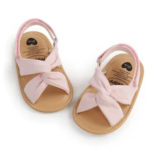 Sandalias rosas para bebés con elegante diseño cruzado para apoyo al caminar estable