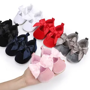 Zachte fluwelen baby prinsessenschoenen met decoratieve satijnen strikken in diverse kleuren