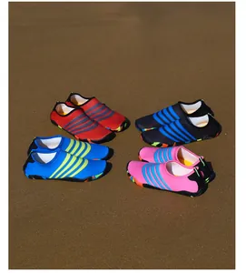 Professionele collectie kleurrijke gestreepte waterschoenen voor strand en duiken