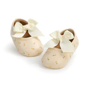 Beige Baby Prinzessin Schuhe mit Blumendruck und großen Zierschleifen