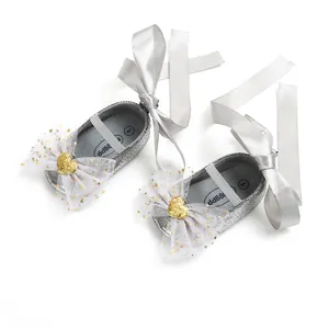 Detailansicht silberne Glitzer Baby Prinzessinnenschuhe mit weißer Spitzenschleife