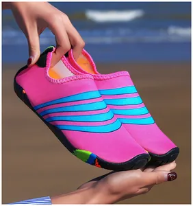 Gedetailleerd zicht op roze en blauwe waterschoenen die hun flexibiliteit tonen.