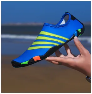 Zijaanzicht van de blauwe en groene barefoot watersokken voor strand en zwemmen.