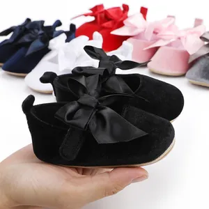 Zachte fluwelen baby prinsessen schoenen met grote satijnen strik voor de baby