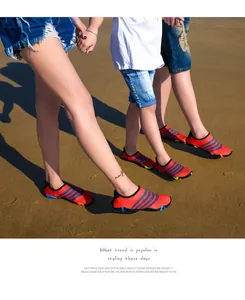 Familie draagt rood gestreepte sneldrogende waterschoenen voor op het strand en snorkelen.