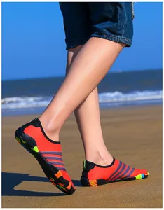Detailopname van oranje sneldrogende waterschoenen voor strandwandelingen en snorkelen