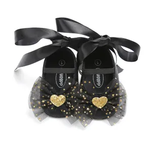 Detailansicht schwarzer Baby-Prinzessinenschuhe mit Goldherz und Netzschleife