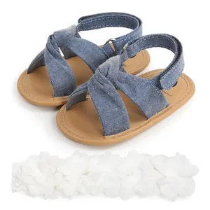 Sandalias de bebé en denim azul con diadema de flores blancas a juego, conjunto