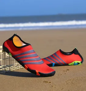 Rode lichtgewicht blote voeten waterschoenen voor strandzwemmen en buiten duiken