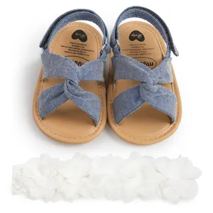 Sandalias de bebé en denim azul con nudo y conjunto de diadema de flores blancas