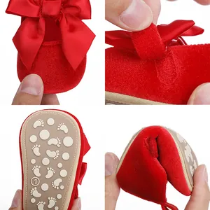 Detail van zachte rode baby prinsessenschoenen met klittenband en flexibele antislipzool.