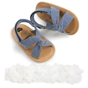 Conjunto de sandalias de mezclilla azul para bebé con diadema de flores blancas