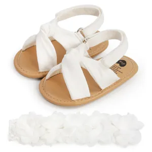 Sandalias blancas de bebé con correas cruzadas y diadema de flores a juego para niños
