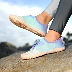 Outdoor quick-dry aqua shoes with non-slip sole and gradient mesh for beach and wading