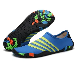 Zijaanzicht en antislip rubberen zool van blauw en limoengroen gestreepte waterschoenen