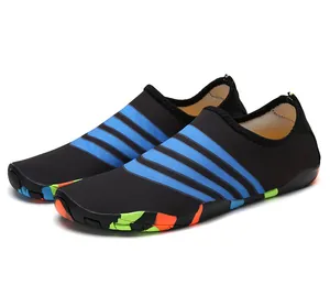 Close-up van sneldrogende waterschoenen met blauwe strepen en kleurrijke antislipzolen