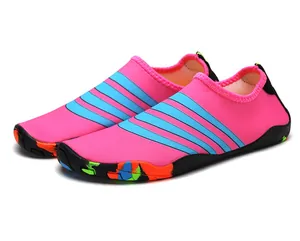 Zijaanzicht van roze en blauw gestreepte waterschoenen met kleurrijke marmeren zool.