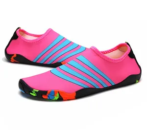 Zijaanzicht van de roze en blauw gestreepte blotevoeten waterschoenen voor het strand