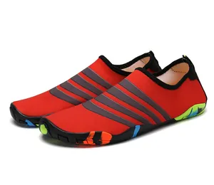 Detail van rode waterschoenen met grijze strepen en gekleurde antislipzolen.
