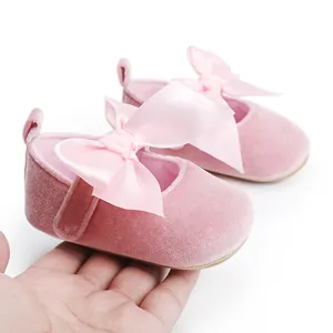 Zachte roze fluwelen baby prinsessenschoenen met een elegant zijden strikdetail
